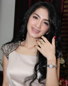 Angel Karamoy Buka Suara Soal Kabar Pisah Ranjang